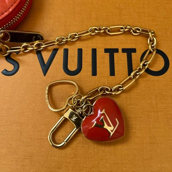 Louis Vuitton Vernis Red Heart pouch with charms - Picture 5 of 11